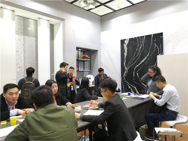 2018 Xiamen Taş Fuarı'nda ViviMarbles standına gelin, damarlı mermer görünümlü kuvars taşıyla tanışın